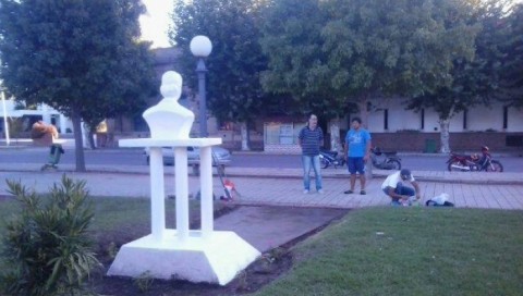 Limpiaron y pintaron el monumento a Evita