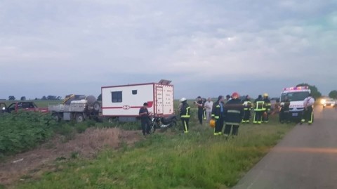 Accidente en Ruta 85 entre una motocicleta y una camioneta con equipos agrícolas