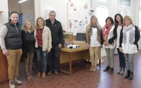 Unión Vecinal Salliqueló entregó instrumental audiovisual a instituciones educativas