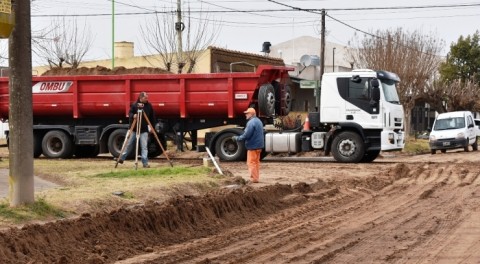 Comenzaron a construirse 12 cuadras de asfalto en Tres Lomas