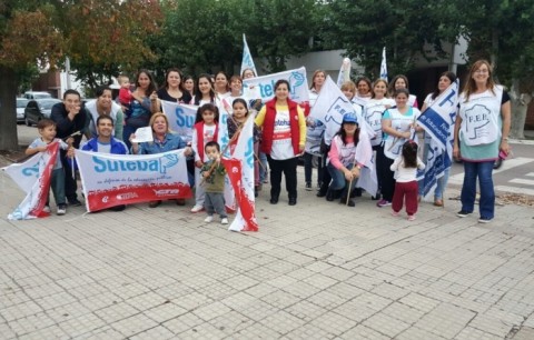 Docentes afiliados a FEB y SUTEBA se manifestaron en la Plaza Central