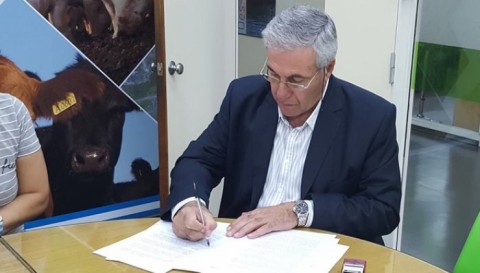 Hernández firmó un convenio de cooperación con el Ministerio de Agroindustria 