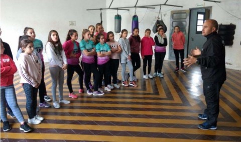 Alumnas de la E.P. N° 1 visitaron la  Escuela de Boxeo Recreativo