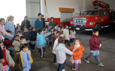 Las instituciones visitan a Bomberos en su día