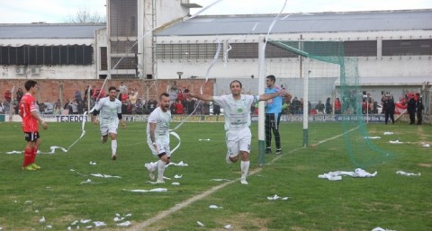 Newbery goleó a Roberts y está cerca de ser campeón