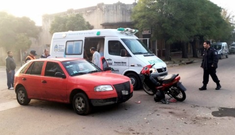 Chocaron una moto y un auto