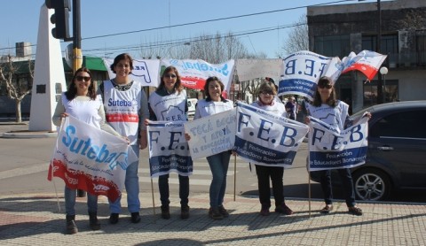 Los docentes se manifestaron con un bocinazo