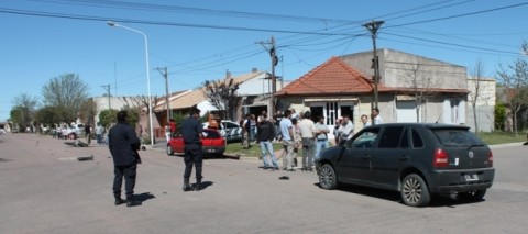 Un auto y una moto protagonizaron un violento choque