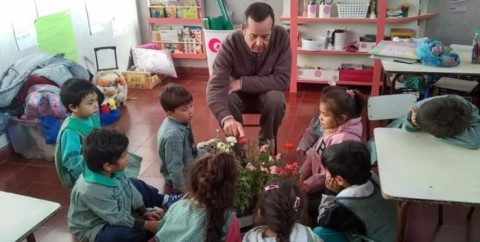 El encargado de Espacios Verdes visitó el Jardín de Infantes de Quenumá