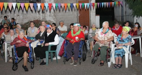 Con una tertulia, los abuelos del Asilo festejaron el carnaval