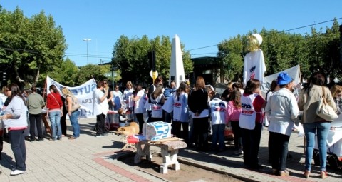Los docentes volvieron a manifestarse en la plaza de Salliqueló