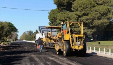 Se continúa trabajando en pavimentación de la calle Brasil