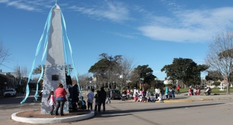 Decoraron el Obelisco con motivos alusivos al Bicentenario de la Independencia