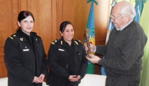 Alvarez recibió a funcionarias policiales
