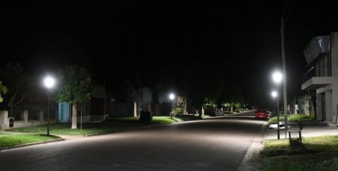 Colocan luminarias LED en el barrio Los Olmos