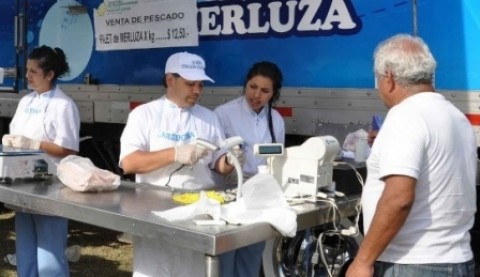 El domingo llega el camión de Pescado Popular