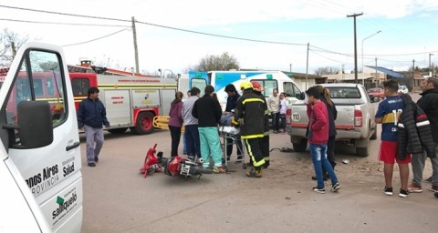 Dos menores fueron trasladados al Hospital por el choque de una moto y una camioneta