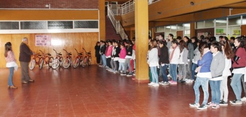 Entregaron bicicletas a alumnos de la Escuela Media 1