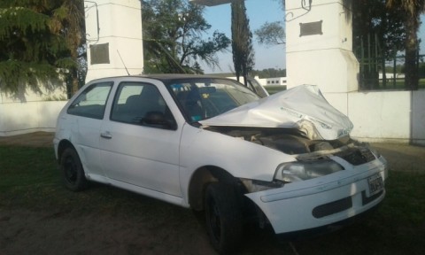 Un auto chocó el portón de la Rural