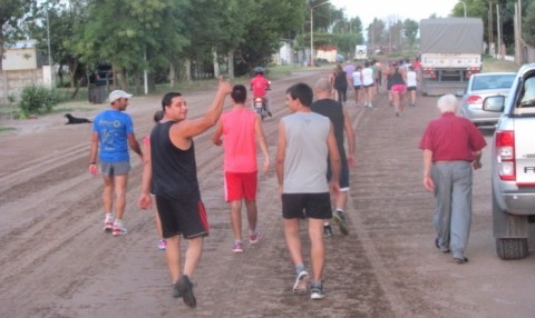 La Agrupación Atlética comenzó con caminatas y trotes grupales