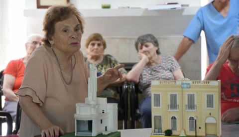 Marta Villacampa visitó el Hogar Municipal con la muestra de maquetas de Jorge Ochoa