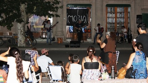 Los músicos celebraron su día en la plaza