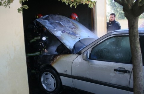 Un auto comenzó a incendiarse en una vivienda de la calle Brasil