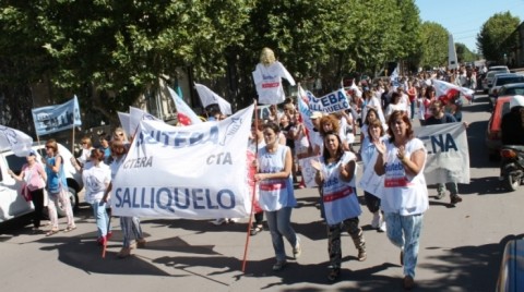 Gran cantidad de docentes marcharon por el centro de la ciudad