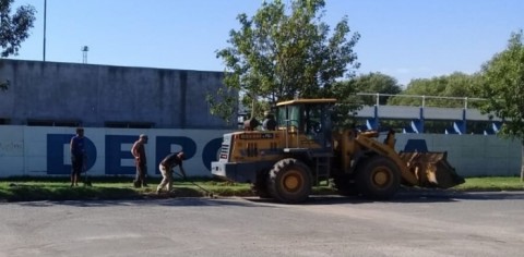Tres Lomas trabaja en la reparación del asfalto dañado en la construcción de cloacas