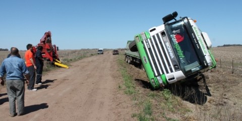 Bomberos auxiliaron a un camión que volcó en un camino vecinal