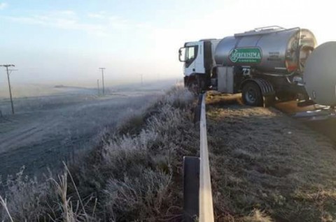 Volcó un camión de transporte lácteo en la Ruta Nacional 33