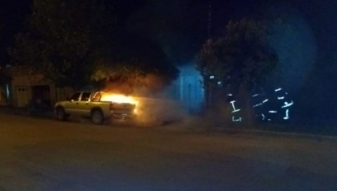 Se incendió una camioneta en la calle Rivadavia