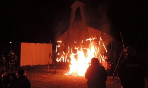 La fogata de San Juan templó la noche quenumense