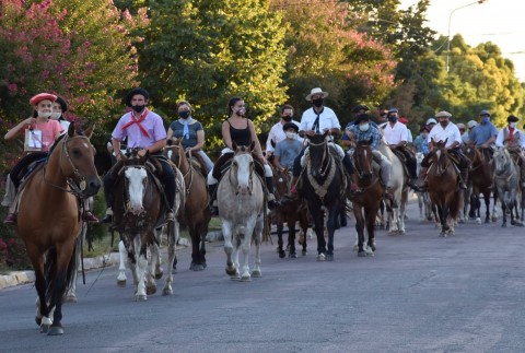 La Agrupación “Anga-Irú” realizó una cabalgata 