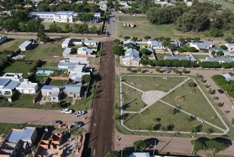 Asfalto y entubamiento de desagües en el barrio Familia Propietaria 