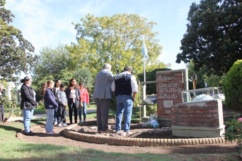Vigilia, ofrendas florales y acto por Malvinas