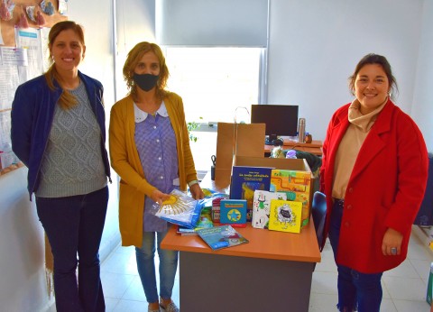 El Jardín Maternal recibió libros infantiles y una bandera de flameo 