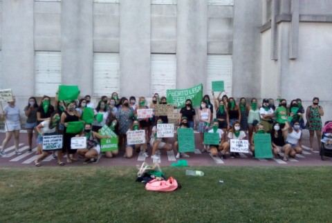 Manifestantes siguieron el debate por el aborto legal frente al Municipio