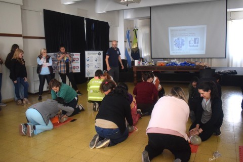Dictaron un curso de RCP, uso de DEA y Maniobra de Heimlich 