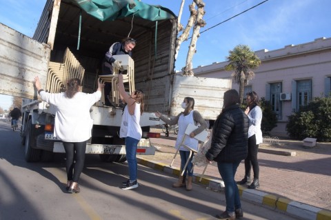 Llegaron mesas y sillas para la Unidad Académica y de la EP N° 1