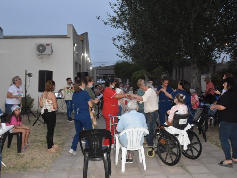 Los adultos mayores de los hogares despidieron el año