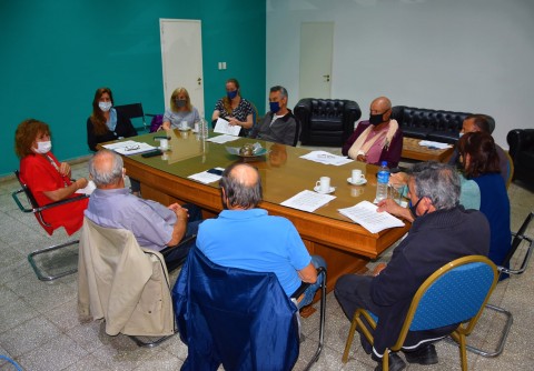 Reunión de funcionarios municipales con Mayores Contribuyentes