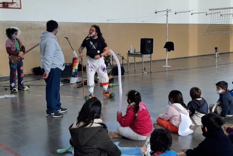 Presentación musical en la Escuela Primaria N° 3 de Quenumá