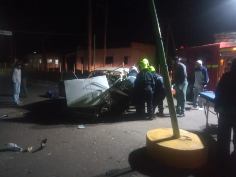 Un automóvil se accidentó en el acceso a la localidad de De Bary
