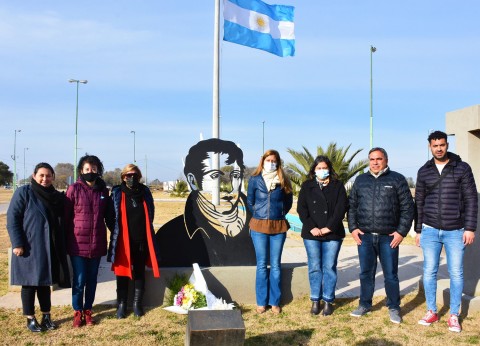 Ofrenda floral en el monumento a Manuel Belgrano