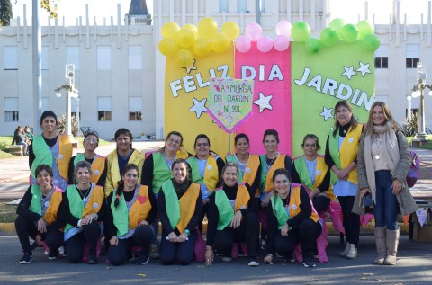 El Jardín N° 901 realizó una murga en la Plaza San Martín 