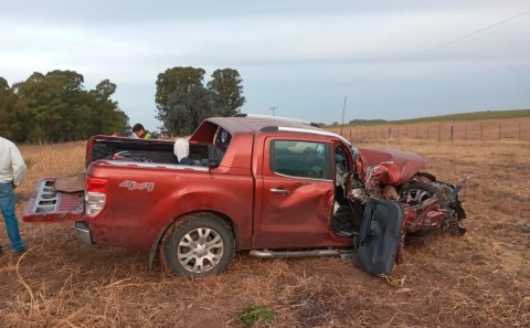 Una camioneta colisionó en la parte trasera del acoplado de un camión