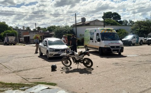 Accidente entre moto y camioneta en la esquina de Unzué y Francia