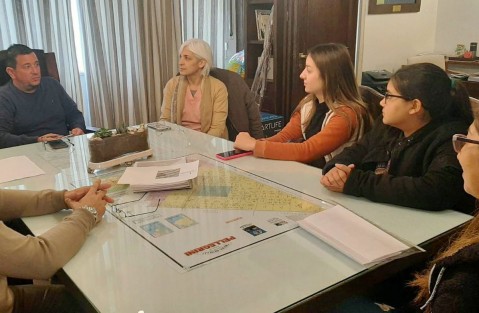 Estudiantes de enfermería ingresan a la planta temporaria del Hospital