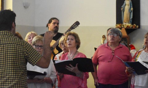 El Coro Municipal “Renacer” visitó el Hogar de Ancianos